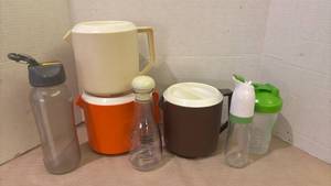 lot 1455 image: Lot of 5 Plastic Pitchers with Lids and Pour Spouts