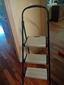lot 1464 image: Cosco 3ft. Step Ladder