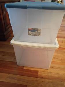 lot 1466 image: 2 Storage Totes