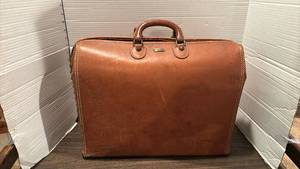lot 2039 image: Suitcase with Brass Hardware and Lock zipper is broken
