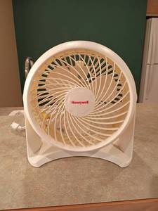 lot 2067 image: Honeywell Small Fan.