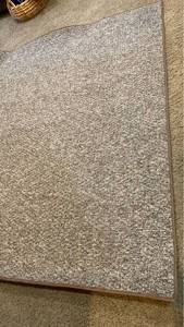 lot 2103 image: 70x55 Area rug