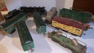 lot 2210 image: Lionel Trains Passenger & Freight Cars with Locomotive