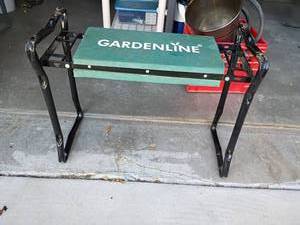 lot 3001 image: Portable GardenLine Gardening Stool