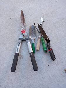 lot 3010 image: Gardening Tools.  Craftsman Lopers and More