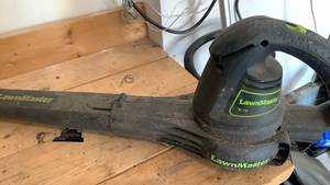 lot 3029 image: LawnMaster BL705 Corded Leaf Blower