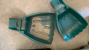 lot 3033 image: Green leaf scoop grabbers