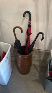lot 3102 image: 3 Umbrellas with Wooden Barrel Stand