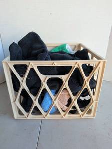lot 3213 image: Plastic Storage Basket with rags
