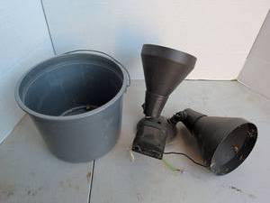 lot 3234 image: Bucket and used motion light