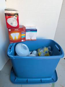 lot 3300 image: Tub of Light Bulbs LED Incandescent Flood Fixture Bulbs Mixed Brands