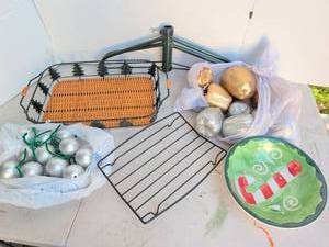 lot 3313 image: Holiday Decorations Lot