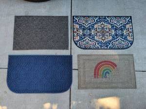 lot 3323 image: Lot of 4 Floor Mats Rugs Blue Gray Beige Patterned