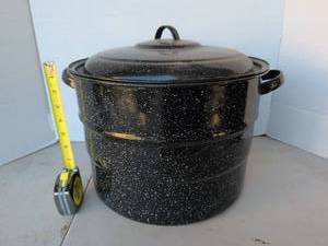 lot 3333 image: 11 inch enamel stock pot