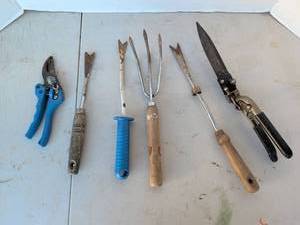 lot 3335 image: Garden Tools Lot 7 Pieces Pruners Cultivator Weeder