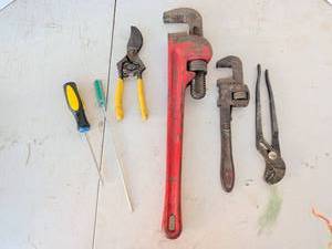 lot 3336 image: Hand Tools Lot Pipe Wrenches Pruners Screwdrivers