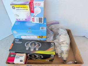 lot 3341 image: Lot Light Bulbs LED GE Sylvania Sunbeam 12-40W Assorted Bulbs