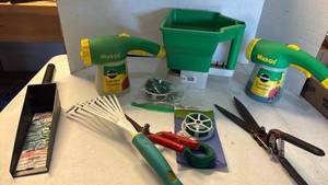 lot 3410 image: Miracle-Gro Garden Tool Set with spreader , and Accessories Lot