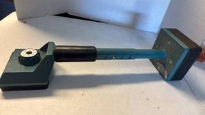lot 3417 image: Carpet installer knee kicker