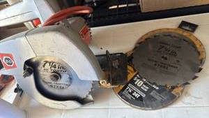 lot 3419 image: Black & Decker 7301 7-14 Circular Saw with Blades