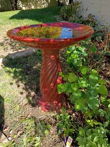 lot 4003 image: Bird Bath.  23 x 20