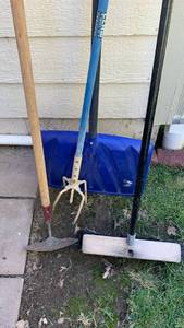 lot 4206 image: Garden tools, room, and snow shovel