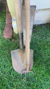 lot 4207 image: Shovels and rake