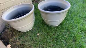 lot 4210 image: 14 inch plastic flower pots