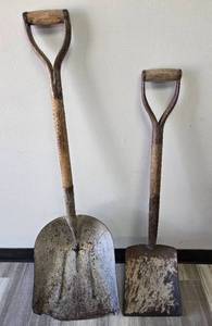 lot 1075 image: 2 Shovels with Wood Handles - Retail $0