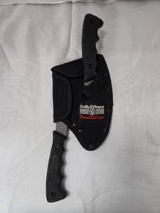 lot 1078 image: Smith & Wesson Bullseye Knife Hatchet Set with Sheath - Retail $0