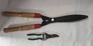 lot 1110 image: Garden Tool Lot-Hedge Shears Pruning Shears - Retail $0