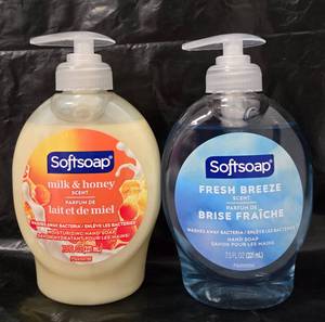 lot 1131 image: Softsoap Hand Soap 7.5 FL OZ Milk & Honey Fresh Breeze Scent 2-Pack - Retail $0