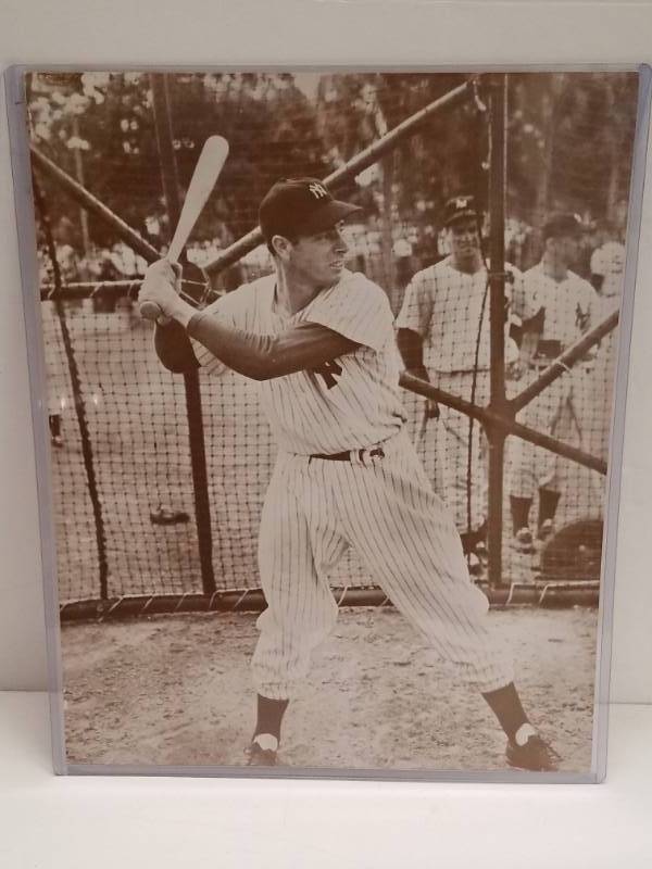 lot 1230 image: 1960s Joe DiMaggio B&W New York Yankees Print 14x11