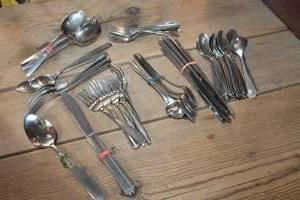 lot 4897 image: Box of Silverware