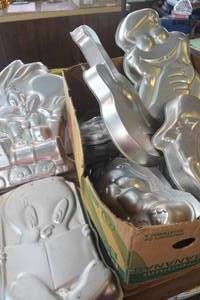 lot 4918 image: Box of Cake Pans