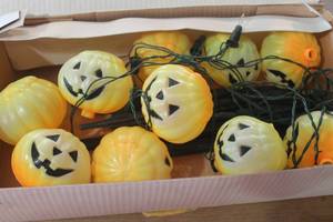 lot 4926 image: Box of Pumpkin Lights untested