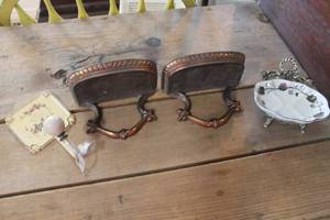 lot 4929 image: Vintage Soap Dishes and Towel Holder