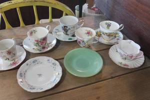 lot 4931 image: Vintage Cups and Saucers