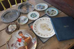 lot 4936 image: Dcor Plates and More