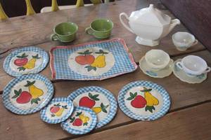 lot 4940 image: Vintage Childs Metal Dishes & More