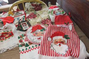 lot 4973 image: Christmas Hand Towels, Pot Holders & More