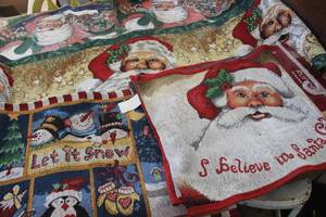 lot 4974 image: Christmas Table Runner, Placemats & More
