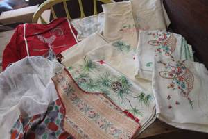 lot 4975 image: Vintage Toaster Cover and More Linens