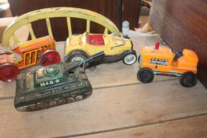 lot 4984 image: Vintage Metal Toy Cars and More