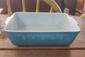 lot 4989 image: Vintage 1 12 Quart Pyrex Casserole Dish