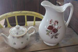 lot 4990 image: Vintage Teapot and Pitcher