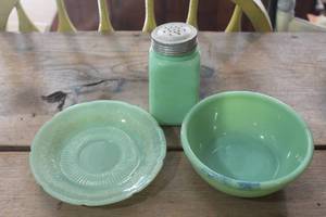 lot 4996 image: Vtg. Fire King Jadeite Bowl and More