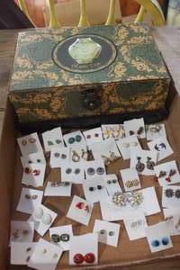 lot 5008 image: Jewelry Box and Earrings