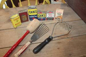 lot 5009 image: Vintage Spice Tins and More