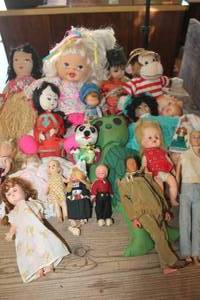lot 5013 image: Vintage Dolls
